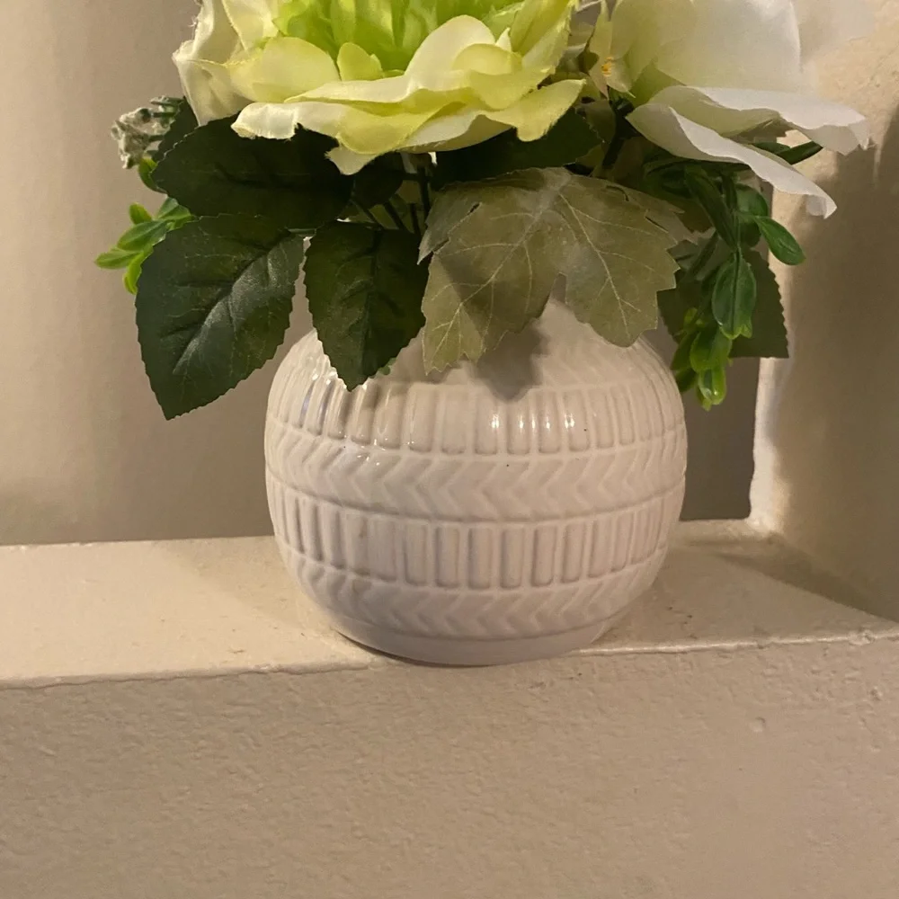 Elegant White and Green Floral Arrangement in White Vase. NWOT.